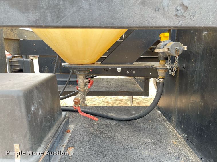 image for item MS9588 2000 Isuzu FRR  sprayer truck