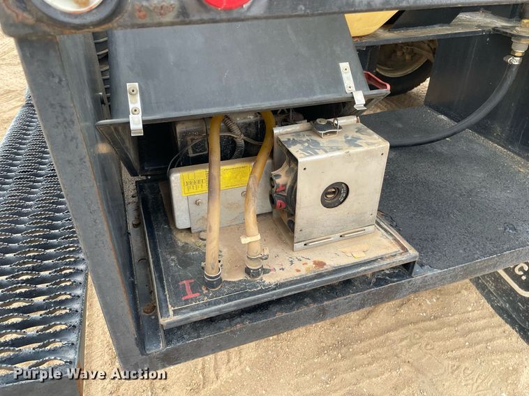 image for item MS9588 2000 Isuzu FRR  sprayer truck