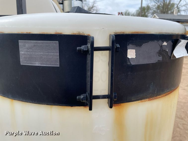 image for item MS9588 2000 Isuzu FRR  sprayer truck