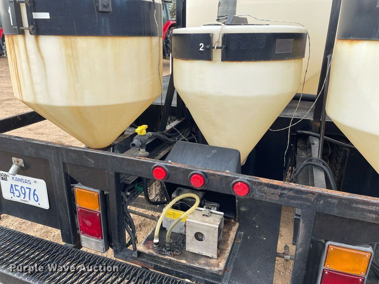 image for item MS9588 2000 Isuzu FRR  sprayer truck