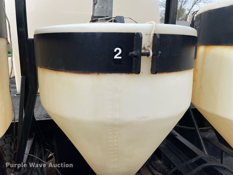 image for item MS9588 2000 Isuzu FRR  sprayer truck