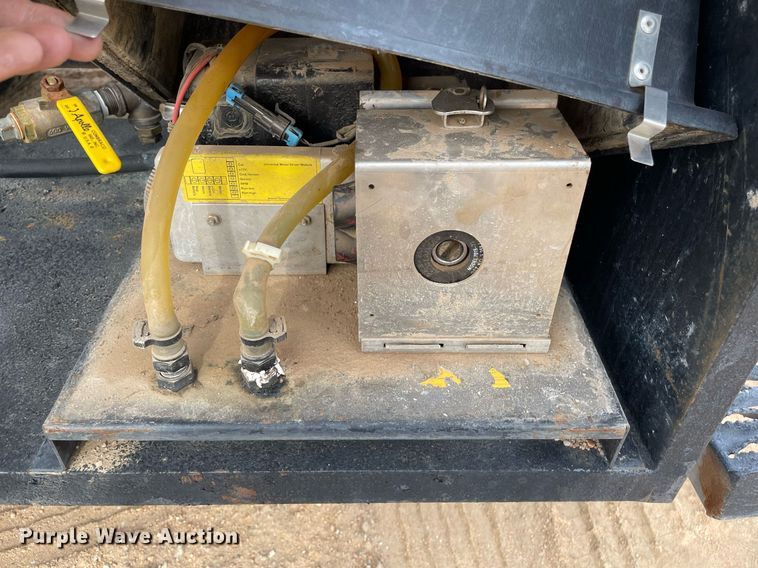 image for item MS9588 2000 Isuzu FRR  sprayer truck