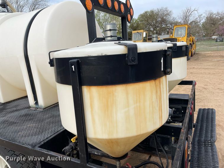 image for item MS9588 2000 Isuzu FRR  sprayer truck