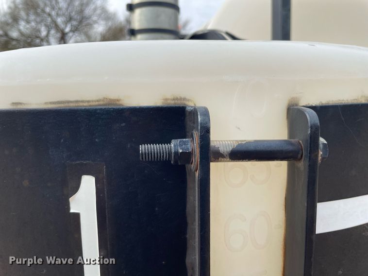 image for item MS9588 2000 Isuzu FRR  sprayer truck