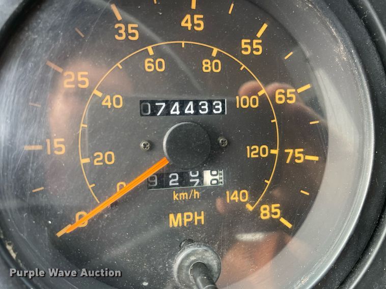 image for item MS9588 2000 Isuzu FRR  sprayer truck