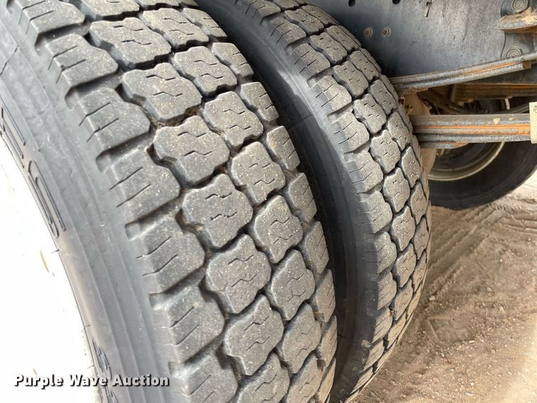 image for item MS9588 2000 Isuzu FRR  sprayer truck