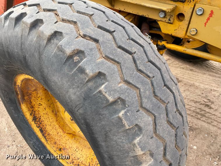 image for item MS9589 1976 John Deere 401BD  tractor