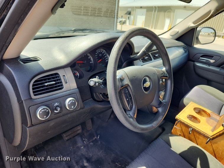 image for item MW9667 2010 Chevrolet Tahoe LS  SUV