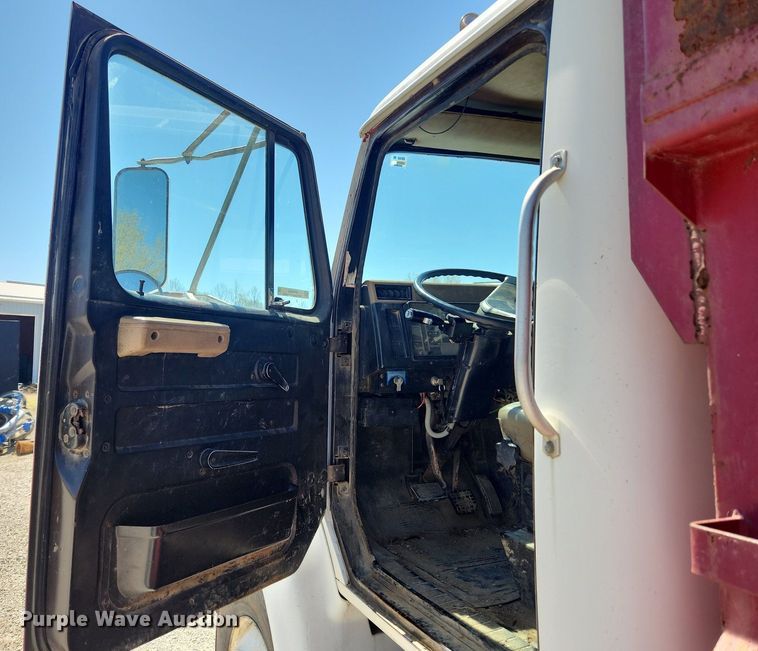 image for item MW9683 1990 International 7100  dump truck