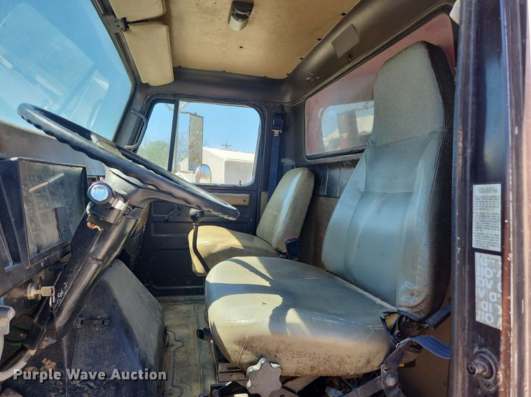 image for item MW9683 1990 International 7100  dump truck