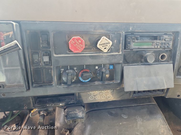 image for item MW9683 1990 International 7100  dump truck