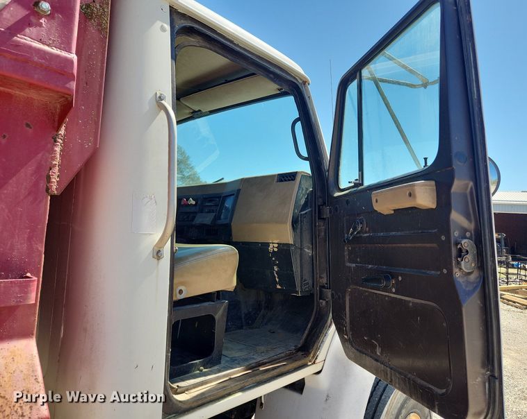 image for item MW9683 1990 International 7100  dump truck