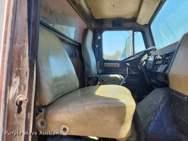 image for item MW9683 1990 International 7100  dump truck