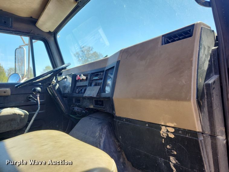 image for item MW9683 1990 International 7100  dump truck