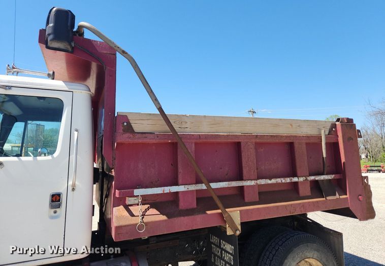 image for item MW9683 1990 International 7100  dump truck