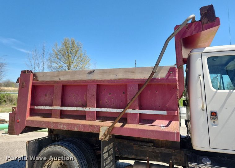 image for item MW9683 1990 International 7100  dump truck