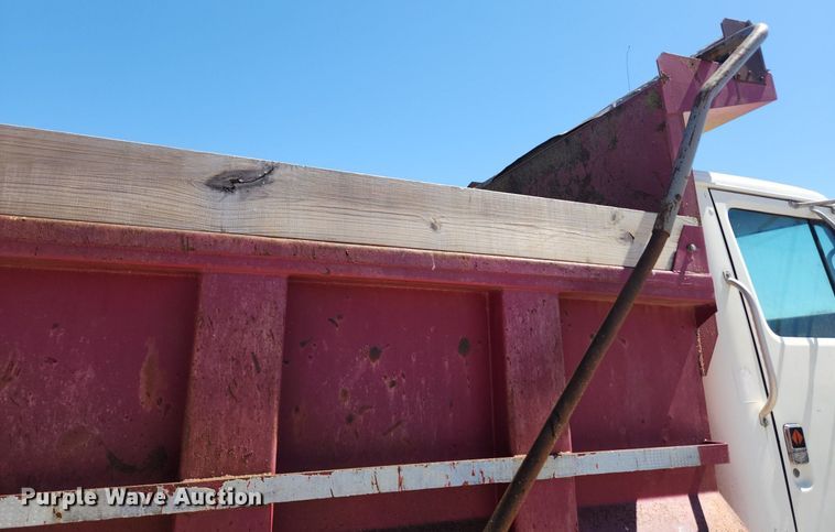 image for item MW9683 1990 International 7100  dump truck