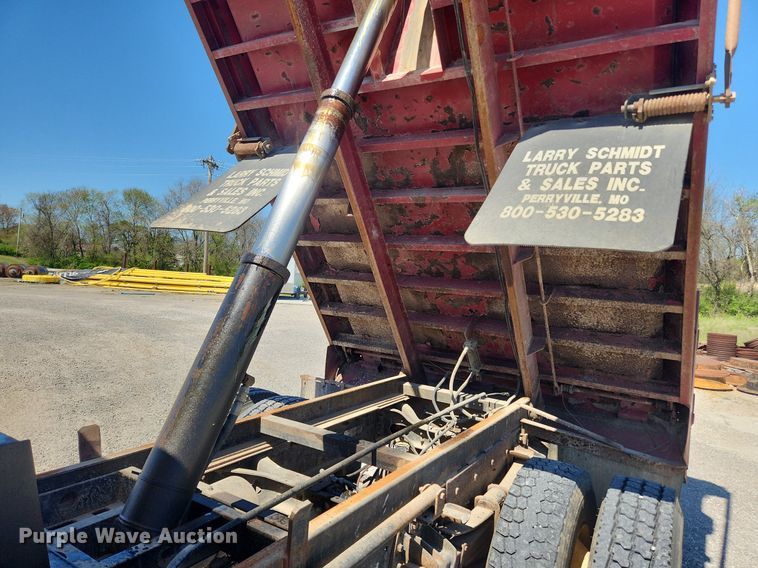 image for item MW9683 1990 International 7100  dump truck