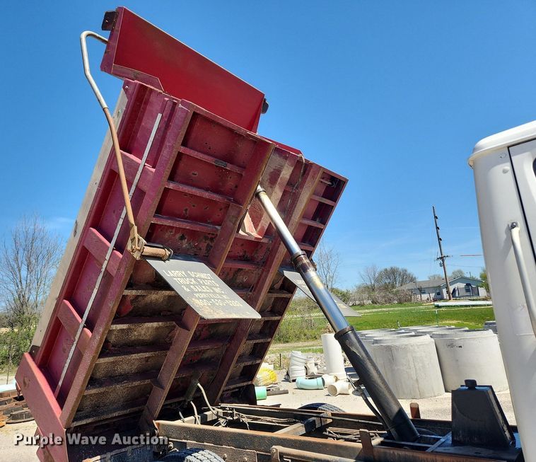 image for item MW9683 1990 International 7100  dump truck