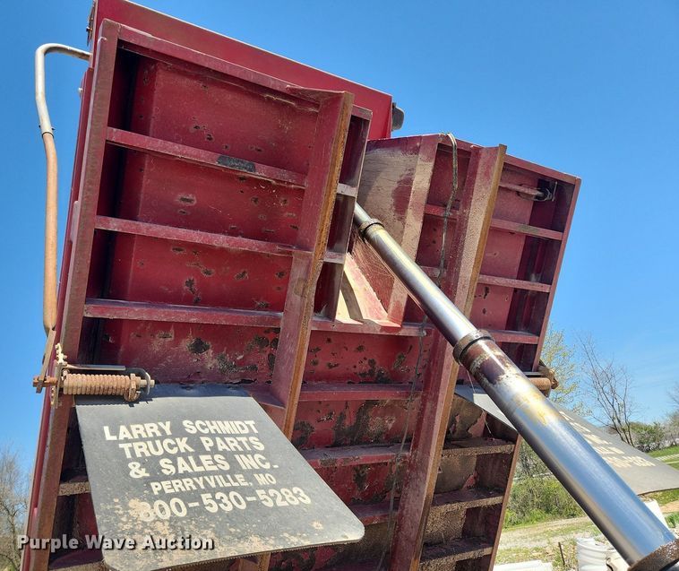 image for item MW9683 1990 International 7100  dump truck