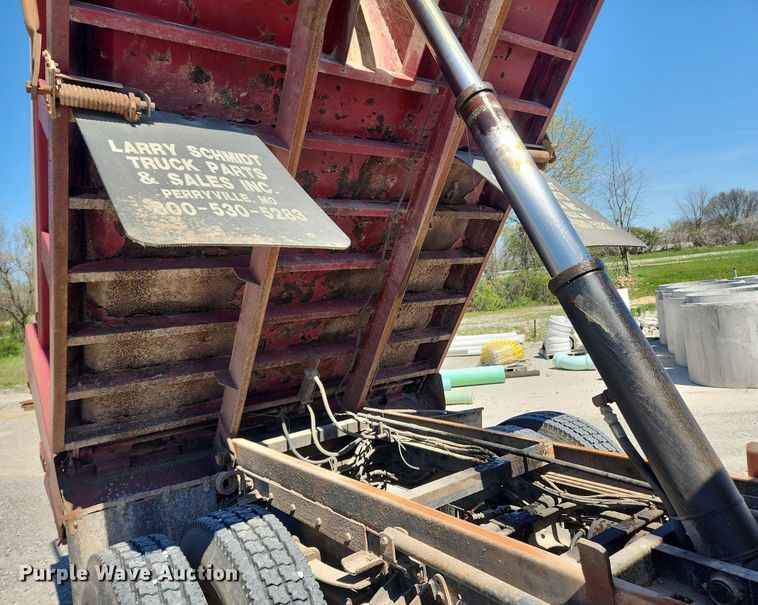 image for item MW9683 1990 International 7100  dump truck