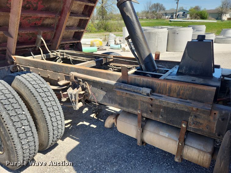 image for item MW9683 1990 International 7100  dump truck