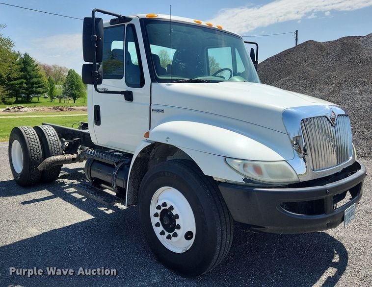 image for item MW9714 2008 International DuraStar 4300  truck cab and chassis