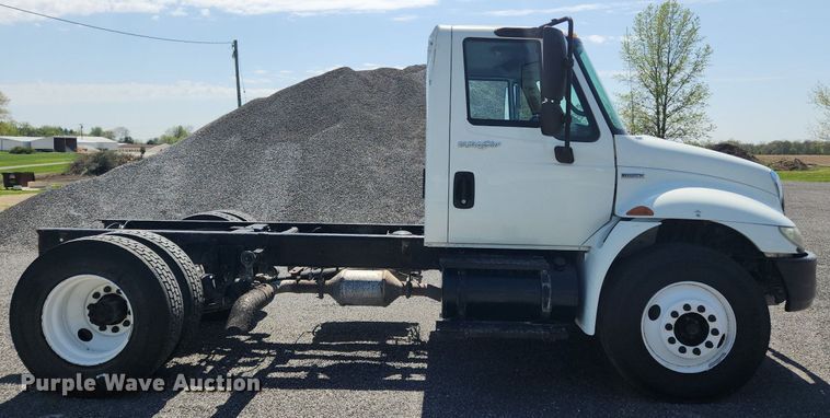 image for item MW9714 2008 International DuraStar 4300  truck cab and chassis