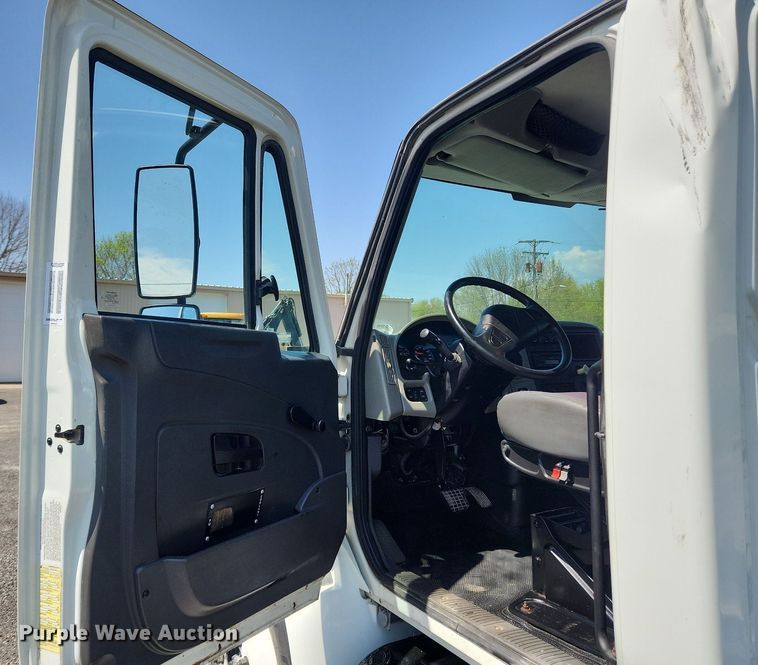 image for item MW9714 2008 International DuraStar 4300  truck cab and chassis
