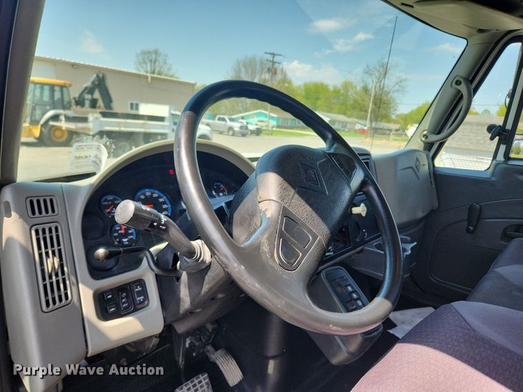 image for item MW9714 2008 International DuraStar 4300  truck cab and chassis