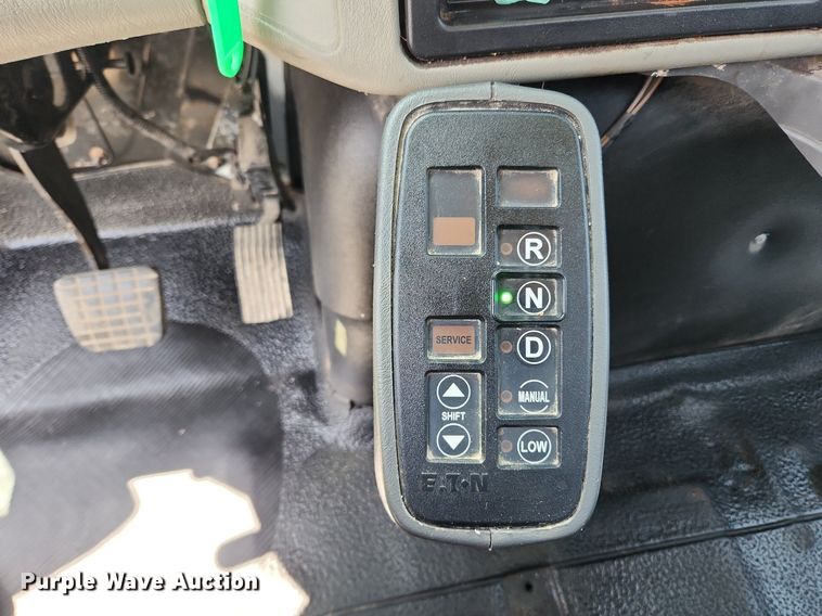 image for item MW9714 2008 International DuraStar 4300  truck cab and chassis