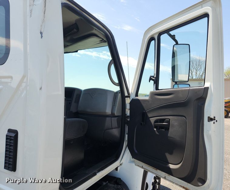 image for item MW9714 2008 International DuraStar 4300  truck cab and chassis