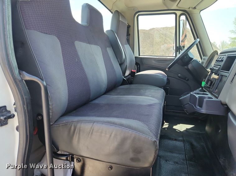 image for item MW9714 2008 International DuraStar 4300  truck cab and chassis