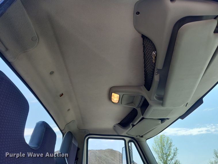 image for item MW9714 2008 International DuraStar 4300  truck cab and chassis