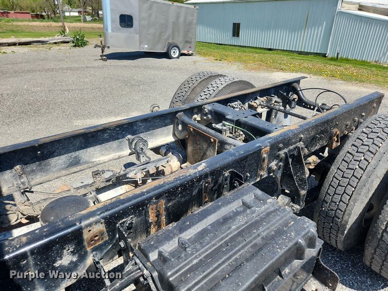 image for item MW9714 2008 International DuraStar 4300  truck cab and chassis