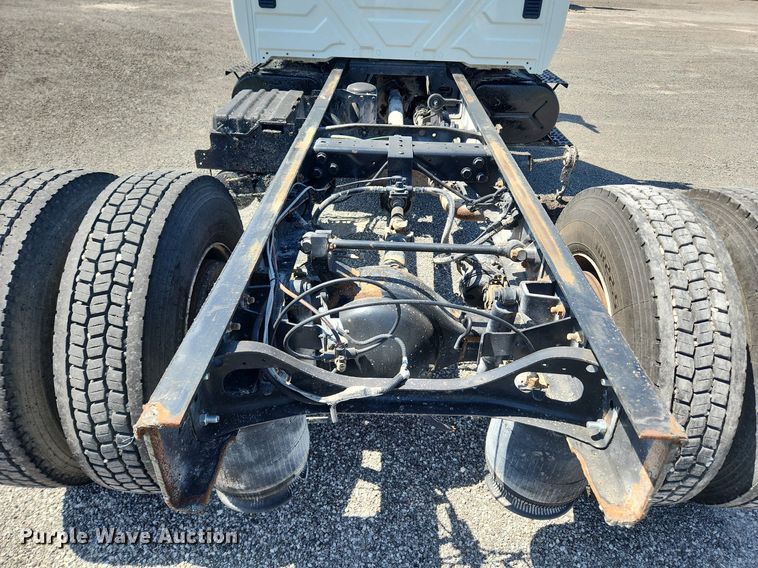 image for item MW9714 2008 International DuraStar 4300  truck cab and chassis