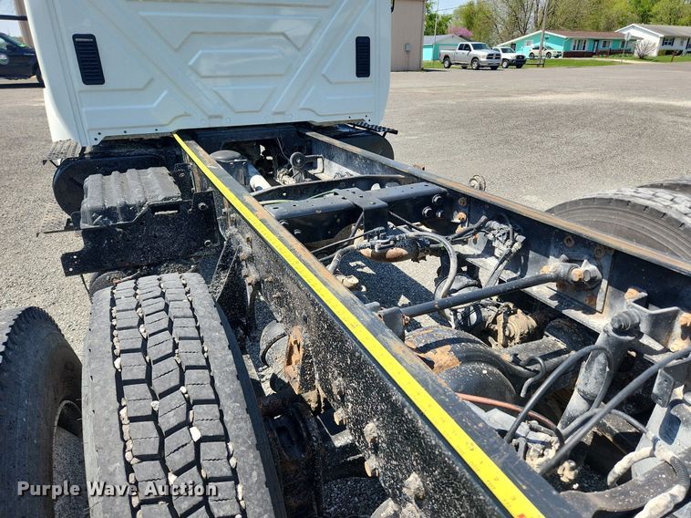 image for item MW9714 2008 International DuraStar 4300  truck cab and chassis