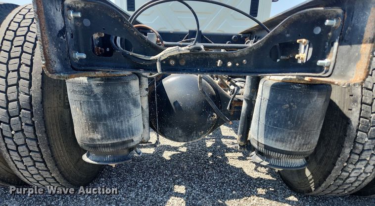 image for item MW9714 2008 International DuraStar 4300  truck cab and chassis