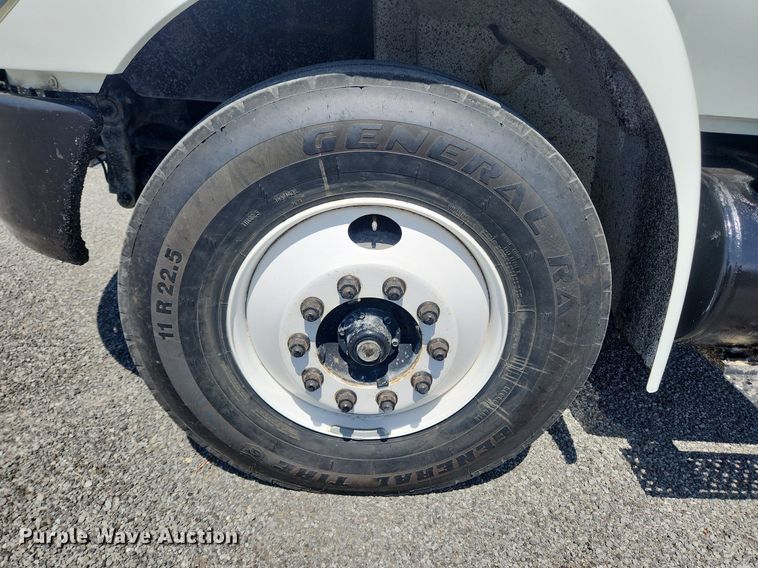 image for item MW9714 2008 International DuraStar 4300  truck cab and chassis