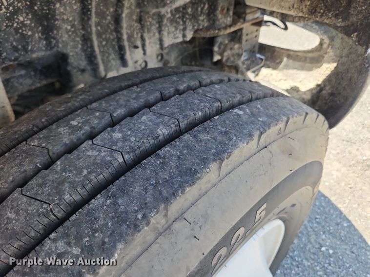 image for item MW9714 2008 International DuraStar 4300  truck cab and chassis