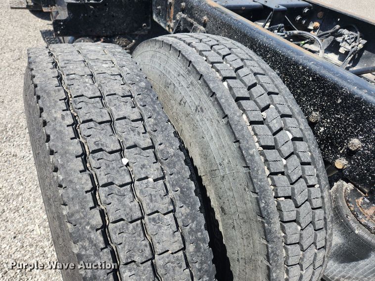 image for item MW9714 2008 International DuraStar 4300  truck cab and chassis