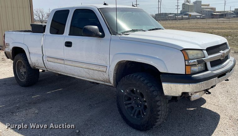 image for item MY9051 2004 Chevrolet 1500 Silverado  Ext. Cab pickup truck