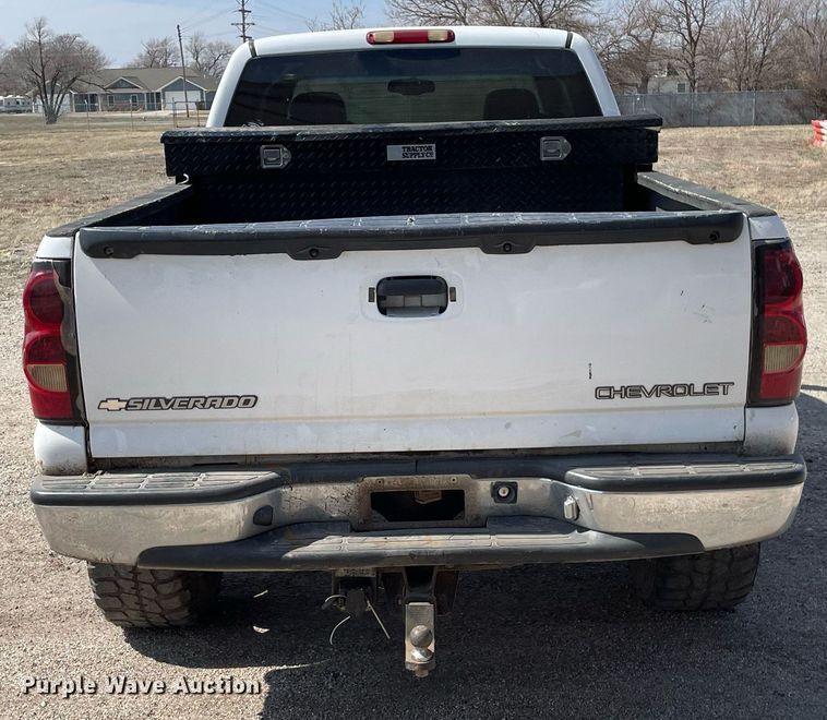 image for item MY9051 2004 Chevrolet 1500 Silverado  Ext. Cab pickup truck