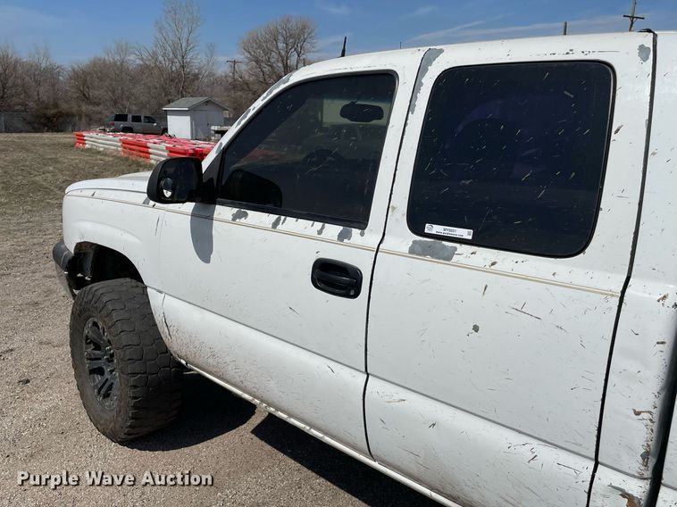 image for item MY9051 2004 Chevrolet 1500 Silverado  Ext. Cab pickup truck