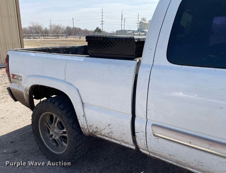 image for item MY9051 2004 Chevrolet 1500 Silverado  Ext. Cab pickup truck