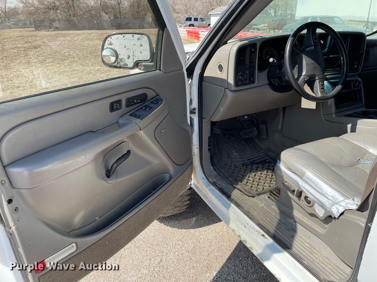 image for item MY9051 2004 Chevrolet 1500 Silverado  Ext. Cab pickup truck