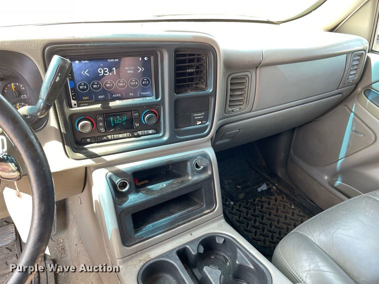 image for item MY9051 2004 Chevrolet 1500 Silverado  Ext. Cab pickup truck