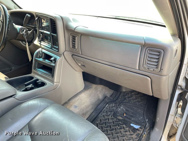 image for item MY9051 2004 Chevrolet 1500 Silverado  Ext. Cab pickup truck