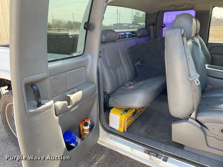 image for item MY9051 2004 Chevrolet 1500 Silverado  Ext. Cab pickup truck