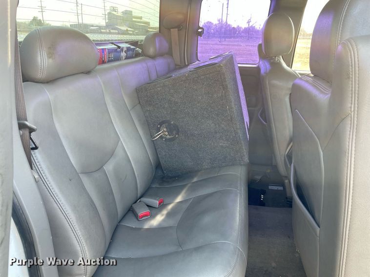 image for item MY9051 2004 Chevrolet 1500 Silverado  Ext. Cab pickup truck